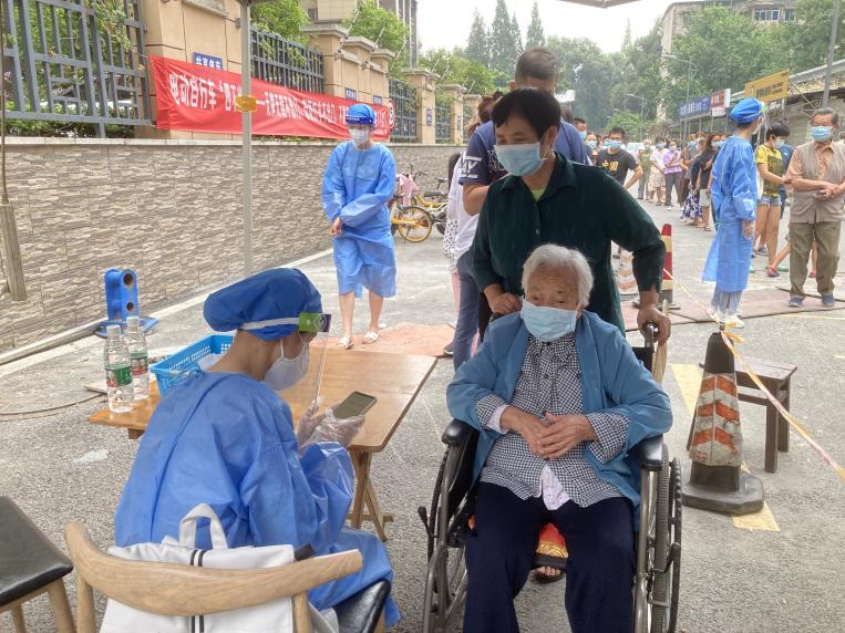 说明: 9.13百岁老人做核酸