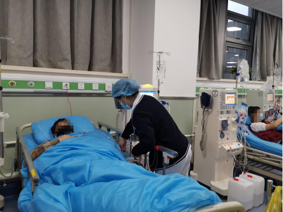 戴好口罩,做好防护投入全年365天无休假的血液透析医疗工作中